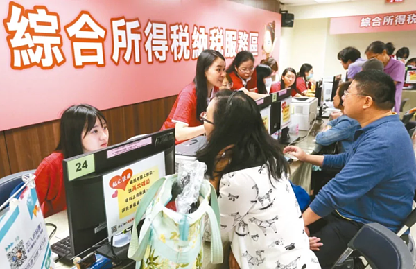 今年的消費者物價指數累計漲幅可望達到所得稅法規定的調整門檻,免稅額等將調高,民眾後年報稅可適用。聯合報資料照片