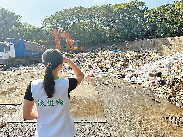 桃園市議員陳雅倫7日質詢時,直指大埔垃圾轉運站已變成堆置場,龜山區居民淪為人體空氣清淨機。圖/陳雅倫提供