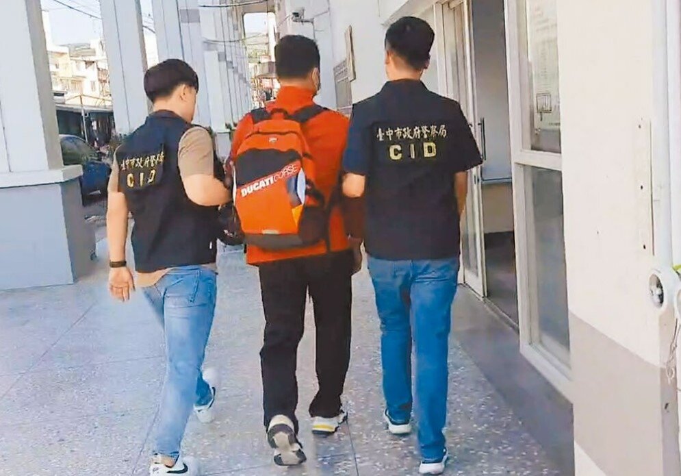 台中市顏姓男子（中）因涉嫌於11月1日在海線地區道路撒鐵釘案，導致多車車輪遭刺破，經被害人指證，警依公共危險罪送辦，檢方認顏嫌居無定所有再犯之虞，7日向台中地院聲請羈押獲准。圖／清水警分局提供