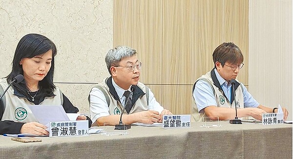 台大醫院感染控制中心主任盛望徽(中)7日表示,猴痘、愛滋感染途徑相同,目前全球都有合併感染的零星個案,若感染愛滋再染猴痘,死亡率將從0.18%飆升至7%。圖/中央社