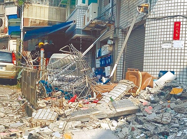 台北市文山區再興社區去年3月發生建築物女兒牆崩落,由於事故現場位在住二山限區,凸顯山限區都更重建問題。圖/警方提供