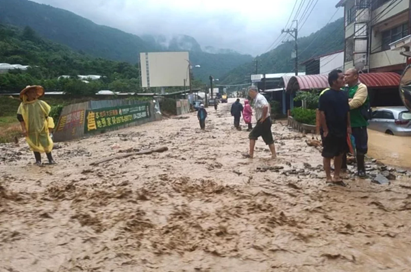 仁愛鄉遭超大豪雨侵襲,全鄉多處爆發土石流、坍方,災情慘重。圖/讀者提供