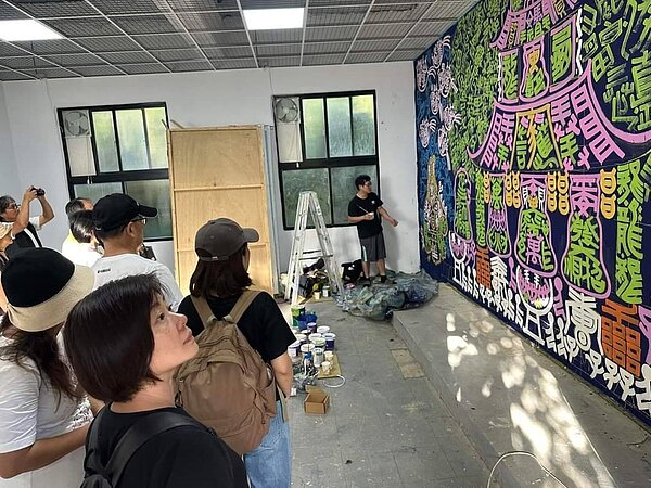 藝術家楊景堯駐地創作。圖/三芝區公所提供