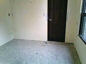 建案浴缸、門沒裝...地磚沒鋪　就想交屋？她曝「驗屋亂象」一籮筐！