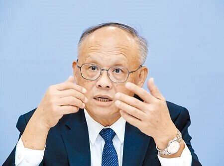 行政院經貿談判辦公室8日舉行「台英簽署雙邊提升貿易夥伴關係協議說明會」,行政院政委兼經貿談判辦公室總談判代表鄧振中(圖)表示,台灣與英國能簽署本項協議,將有助於提升我國際經貿地位。(劉宗龍攝)