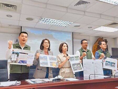 民進黨新北市議員張錦豪(左起)、顏蔚慈、戴瑋姍、林秉宥、蘇錦雄,8日再爆國民黨新北市議員廖先翔父親廖正良在汐止新台五路的停車場占用國有地。(陳慰慈攝)