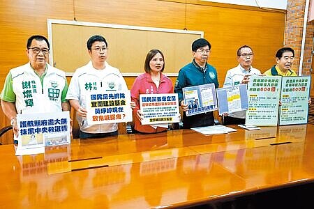 國民黨宜蘭縣立委參選人黃琤婷提出爭取300億元宜蘭永續發展基金政見,民進黨立委參選人陳俊宇競選總部發言人林瑞文(左二)、游國連(左四)8日痛批黃琤婷沒做好功課就提政見。黃反批民進黨口口聲聲說建設宜蘭,但遇到爭取基金卻不幫忙。(李忠一攝)