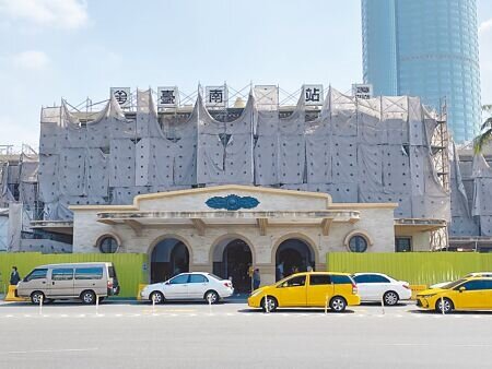台南火車站古蹟修復工程嚴重延宕,施工迄已6年仍未完工,台鐵局8日承諾,會趕在明年2月春節前完成火車站體門面外觀美化,至於修復工程要到2026年6月才完工。(曹婷婷攝)