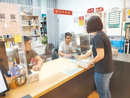 雲林縣20鄉鎮的25座公共圖書館接受跨館借閱,每冊收費10元,預計明年起免收費,圖為1名女讀者到縣府文觀處圖書館借書。(周麗蘭攝)