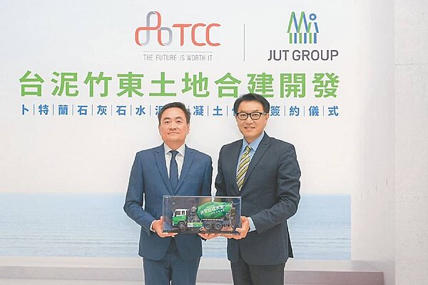 台泥總經理程耀輝(右)贈送台泥最新低碳混凝土模型車給忠泰建設總經理瞿世泉,期許雙方合作共創竹東低碳樂居生活圈。圖/台泥提供