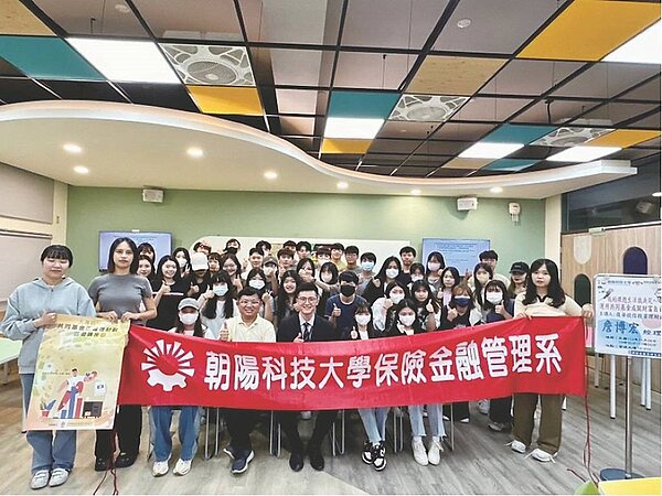 投信投顧公會大專院校「共同基金正確理財觀巡迴講座」第二波，復華投信到朝陽科大與保險金融管理系同學們分享「先儲蓄、再支出」理財觀。圖／投信投顧公會提供
