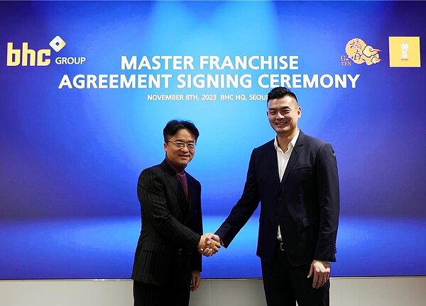 興櫃連鎖餐飲集團橘焱胡同集團董事長吳念忠（右）與韓國餐飲集團BHC CO. LTD集團會長朴賢鐘於8日簽訂授權代理合約，正式引進「BHC炸雞」來台。圖／橘焱胡同集團提供