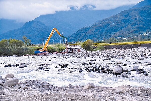 花蓮縣崙天大橋橋梁因地震崩塌，興建的臨時便道因颱風來襲時被大水沖毀，縣府正在施作替代便道，力拚15日開放通行。圖／花蓮縣政府提供