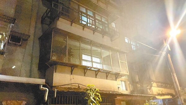 桃園一間公寓4樓，8日晚間傳出火警，造成2死1命危。圖／翻攝照片