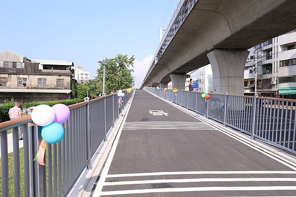 台中市政府建設局積極打造「大台中自行車路網」系統,豐原區圓環東路新建「鐵道路廊台3跨越自行車橋」順利完工。圖/台中市政府提供