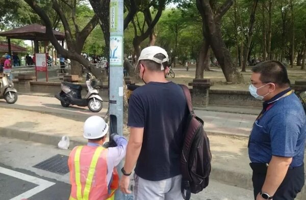 台南市工務局全面清查LED路燈漏電斷電器系統，不符合標準的路燈將全數更新。圖／工務局提供
