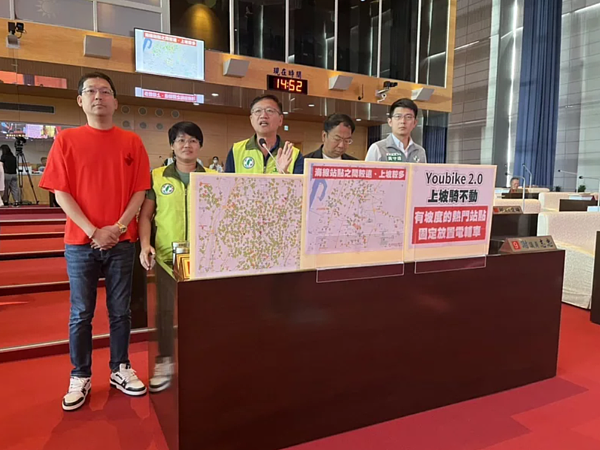 台中市議員王立任(圖中)認為Youbike2.0E電輔車,適合有坡度、騎乘距離較遠的地方,但在有限制性的地方難叫車,原縣區放置比例也較少。圖/王立任提供