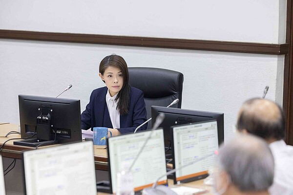 14萬竹科人交通解方!縣市共推「大新竹輕軌」 專家:紅線應延伸至高鐵站 新竹市政府8日召開「新竹輕軌專家座談會」,邀請交通專家與會共商研議。圖/新竹市政府提供
