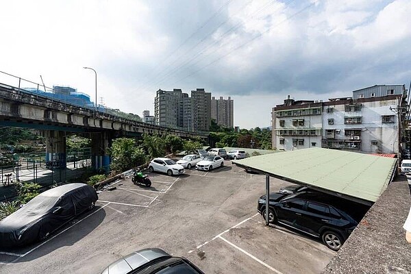 汐止土地使用爭議 新北市府:沒有掩護或包庇 汐止茄苳路停車場。圖/截自洪申翰臉書