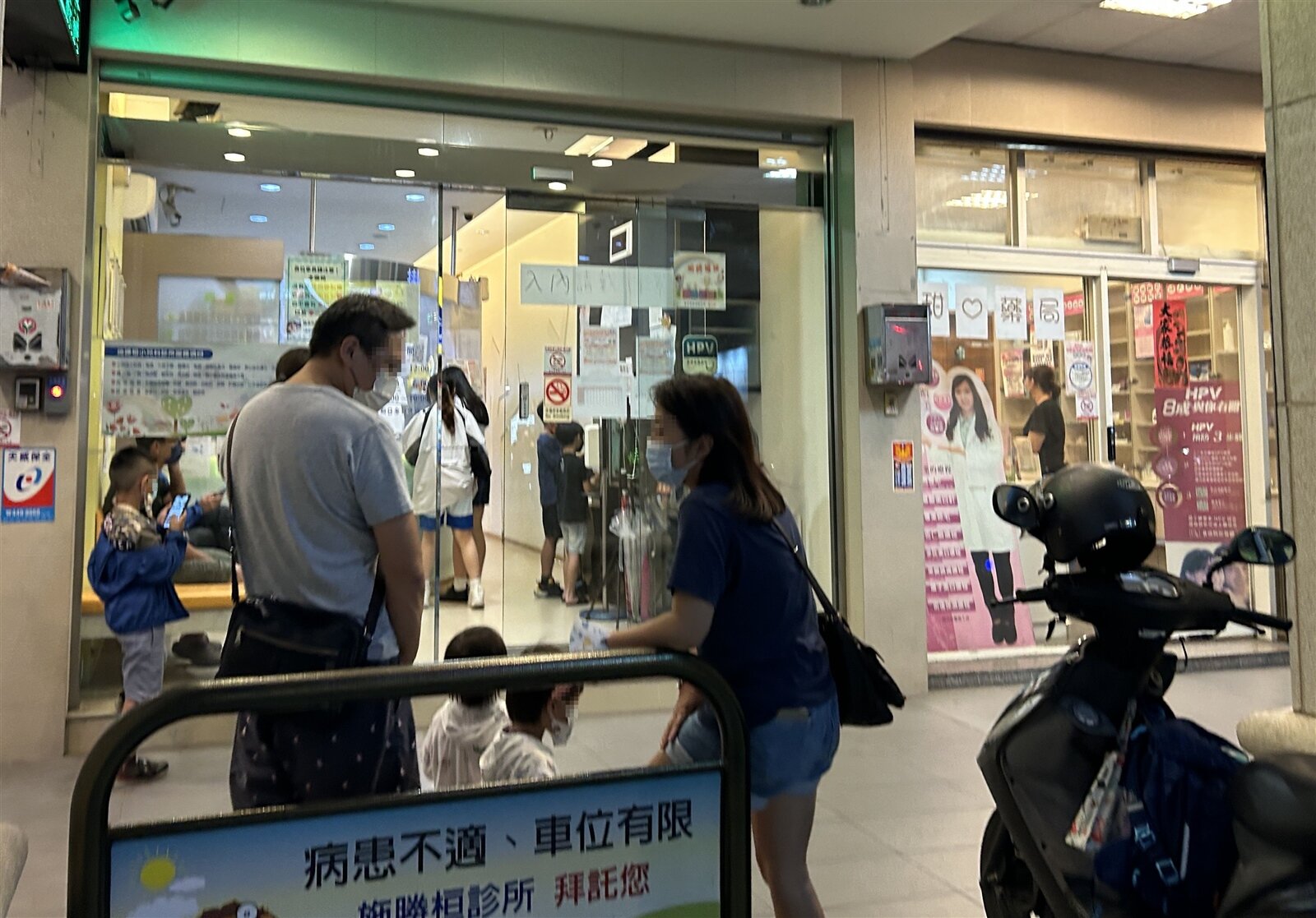 民眾在診所門口等候就診。記者趙容萱／攝影 