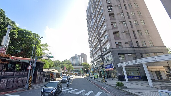 真的跌!去年新建案「降價第一槍」實際行情公開 網友認為,「北投以公館路為界,兩邊房價是兩個世界」。圖/截自Google Map