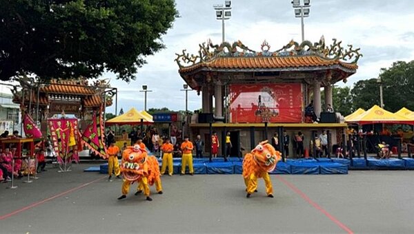 2023全國聖母盃舞龍舞獅錦標賽,參賽隊伍展現精湛的傳統技藝,讓觀眾們觀賞到充滿活力的演出。圖/永慶房屋