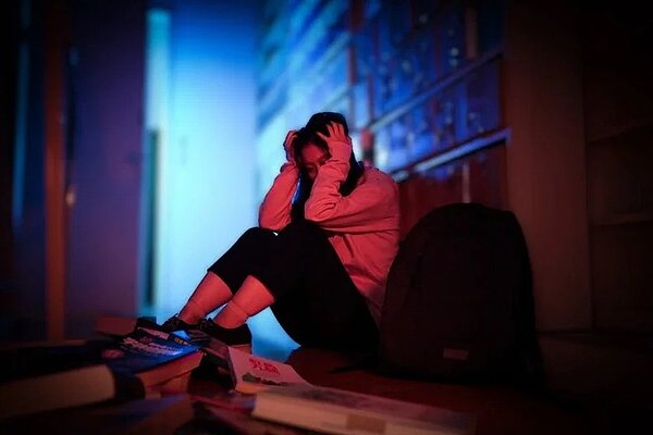 北部一名國八生小芬一年前開始每到上學就頭痛肚痛,甚至情緒失控。圖/台北慈濟醫院提供