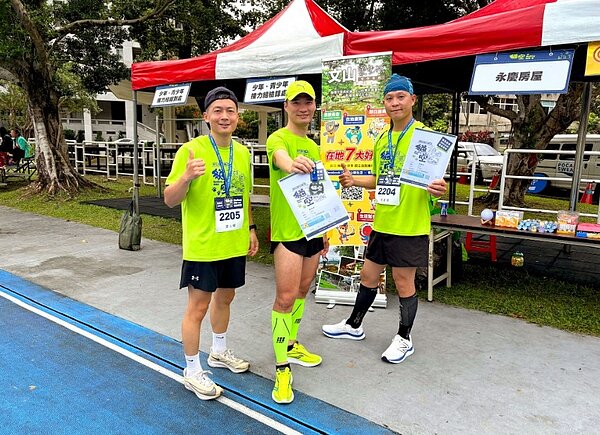 永慶房屋贊助50頂帳篷響應路跑活動外,永慶房屋資深店經理張建榮(右)也邀請同仁們一起參加21公里競賽組。圖/永慶房屋