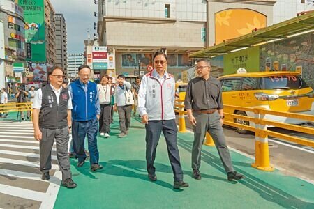 台鐵桃園站前交通動線混亂,桃園市長張善政(右二)9日視察改善狀況,他說,市府調整行人動線、增設行人專用時相號誌,將可改善問題。(賴佑維攝)