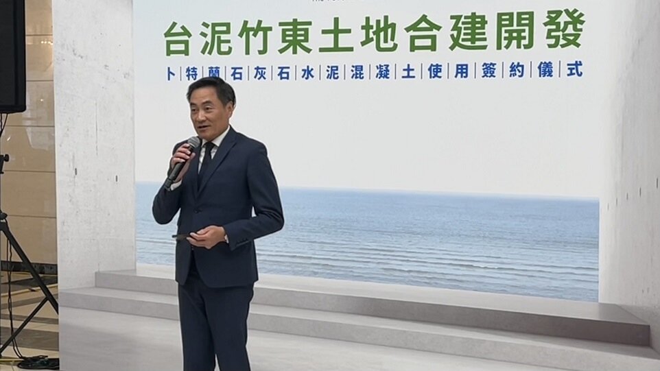 <a href="https://www.colliers.com/zh-tw" data-cke-saved-href="https://www.colliers.com/zh-tw" target="_blank"><span style="color:#000000;">高力國際</span></a>副董事總經理<a href="https://house.ebc.net.tw/search/%E9%BB%83%E6%AD%A3%E5%BF%A0/" data-cke-saved-href="https://house.ebc.net.tw/search/%E9%BB%83%E6%AD%A3%E5%BF%A0/" target="_blank"><span style="color:#3498db;">黃正忠</span></a>則評估,竹東鄰近竹科及高鐵站,在新竹市及竹北房價高不可攀下,竹東房價相對親民實惠,也較不易塞車,加上環境清幽,持續受到自住客青睞。