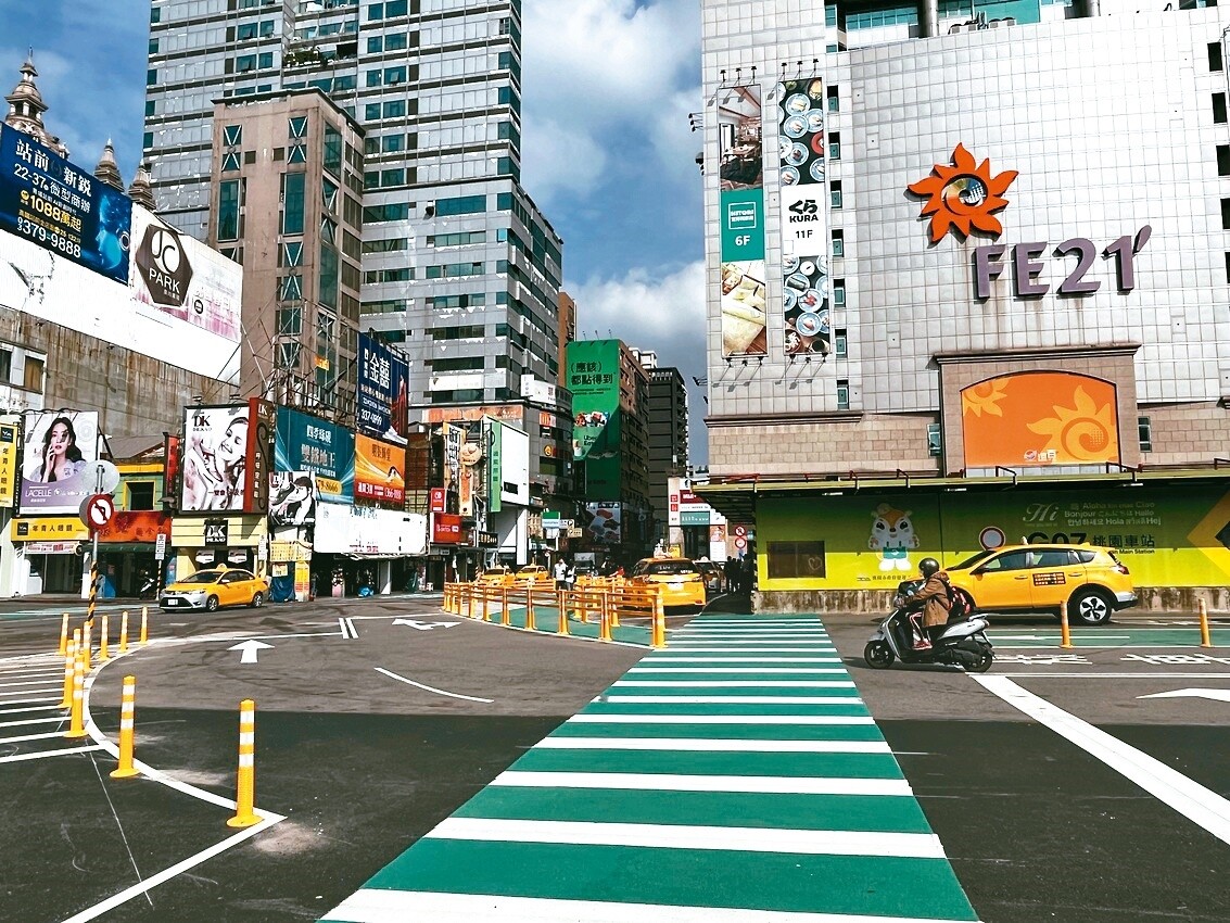 桃園火車站前人車險象環生，市府推動「舊市區空間再生計畫」，調整站前標線、計程車排班區，並設置行人專用時相，盼分流人車。記者朱冠諭／攝影 