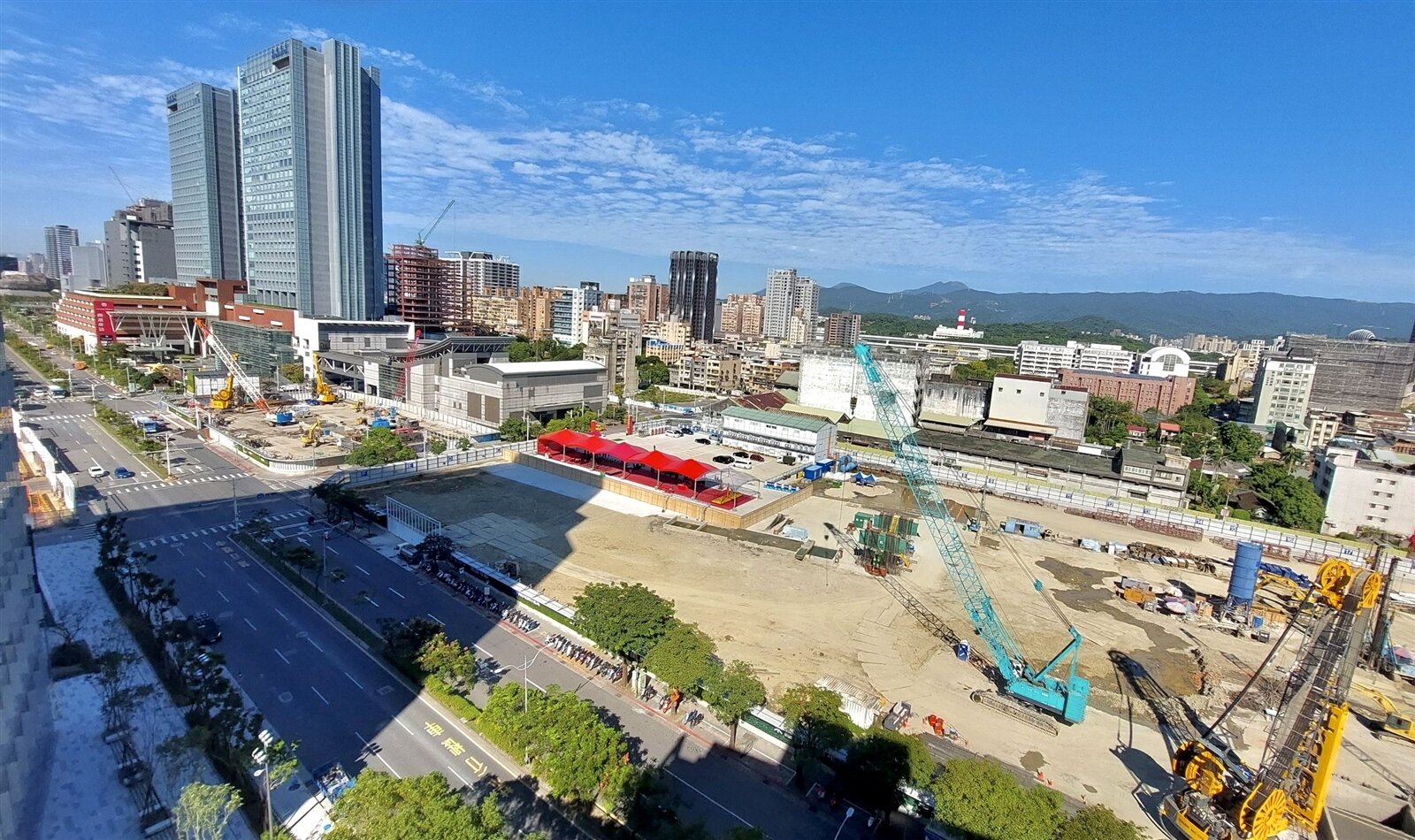 台北東區門戶計畫最大指標型公辦都更案「南港之星」新建工程,預計興建一棟32層樓商辦,三棟37層樓住宅大樓。記者林俊良/攝影