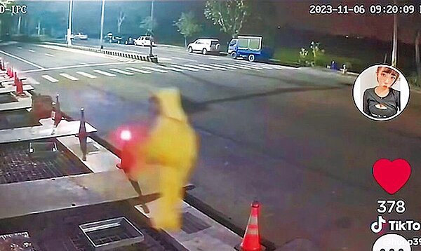 社群平台近日瘋傳彰化縣溪州鄉中山路二段黃雨衣飄浮過馬路事件,引發網友及各路專家熱議。圖/民眾提供