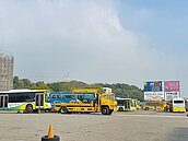 四方客運欠銀行2億　29輛車被拖走