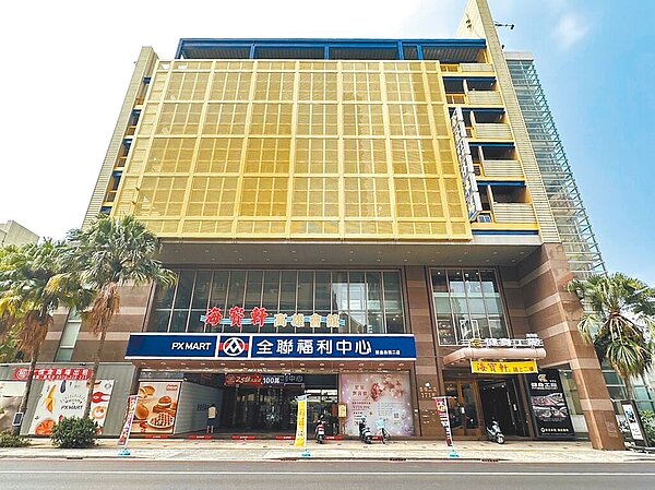 「全聯福利中心」以每月租金63萬元租下老牌宴會館「海寶軒」1樓,榮登高雄今年實價榜上租金總價最高的店租王。圖/台灣房屋提供/柯宗緯高雄傳真