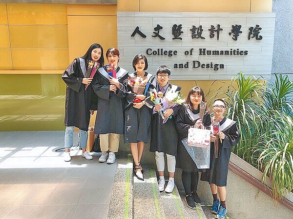 陸生認為,健保比學生團保貴,經濟上不划算,圖為龍華科大陸生畢業照。(龍華科大提供)