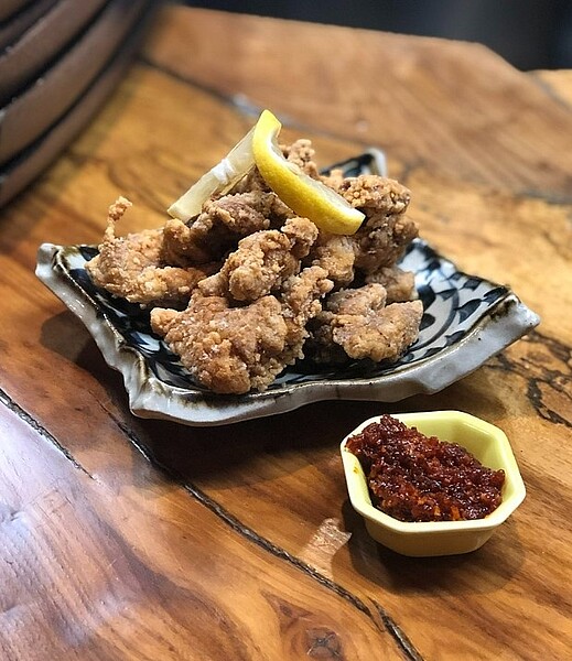 「炸雞加不加檸檬」不只是喜好,更可能涉及法律問題。圖/維基百科