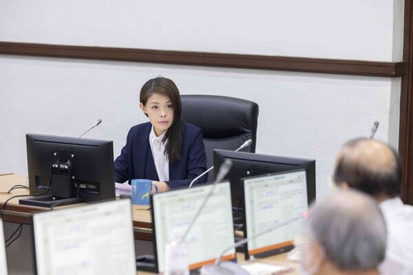 新竹市政府9日召開「新竹輕軌專家座談會」，由市長高虹安主持。圖／竹市府提供