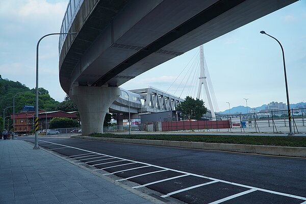 捷運新和國小站旁南側新闢道路。圖／新北市府提供