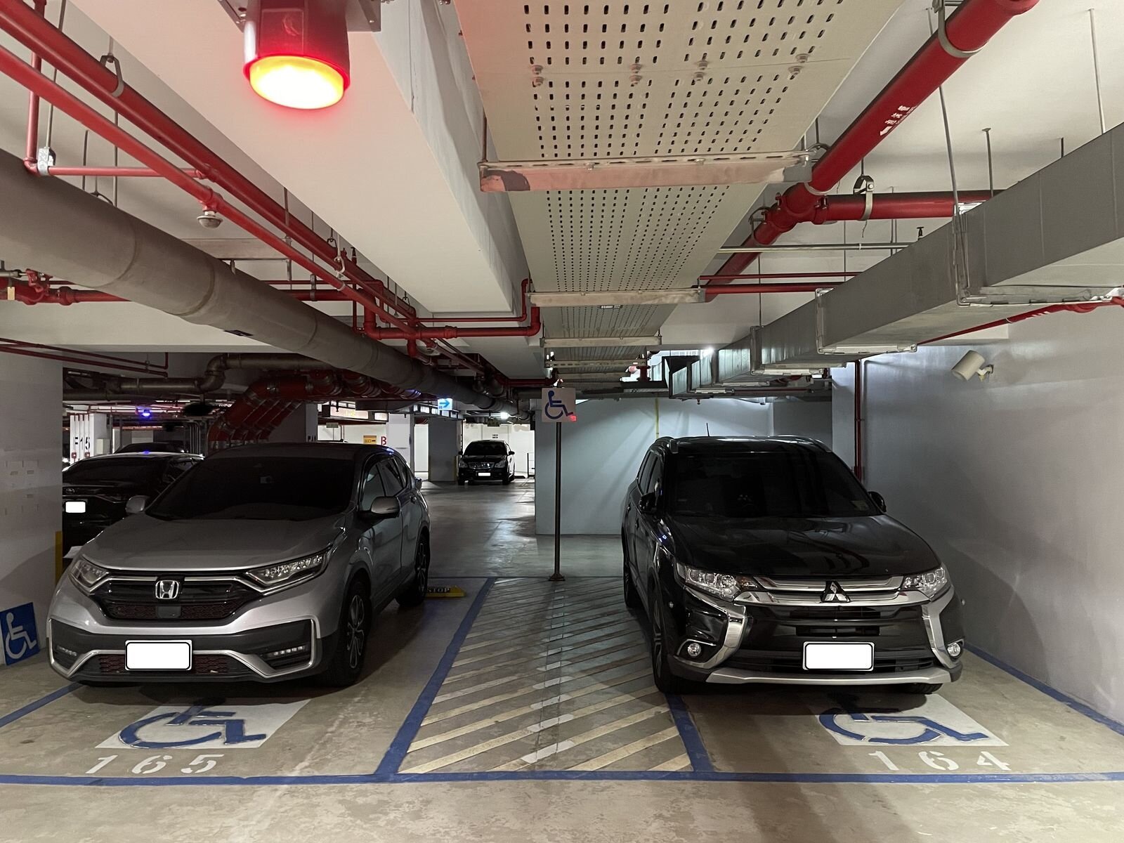 消保官提醒，無障礙停車位的「車位空間」未必大於一般車位，民眾購買停車位前，務必確認車位實際尺寸。圖／台中市法制局提供
