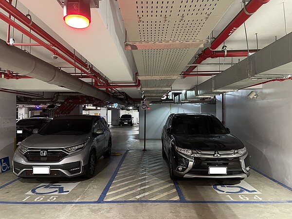 無障礙車位沒比較大?「最小2公尺寬」民眾臉綠 消保官道破真相 消保官提醒,無障礙停車位的「車位空間」未必大於一般車位,民眾購買停車位前,務必確認車位實際尺寸。圖/台中市法制局提供