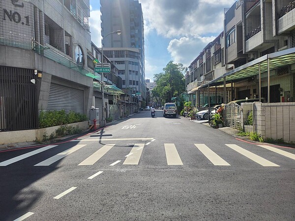 太原路進行路面修復將於11月11日至14日夜間進行燙平作業。圖/台中市建設局提供