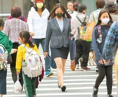 加薪追不上通膨的速度,前3季實質總薪資5萬4884元,年減0.78%,是近7年首見負成長。(本報資料照片)