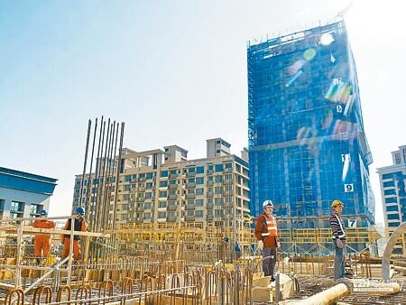 
目前營建業人力短缺至少3萬人，內政部表示，今年已先開放1.5萬名營造移工，明年會再開放1.5萬名。圖∕本報資料照片
