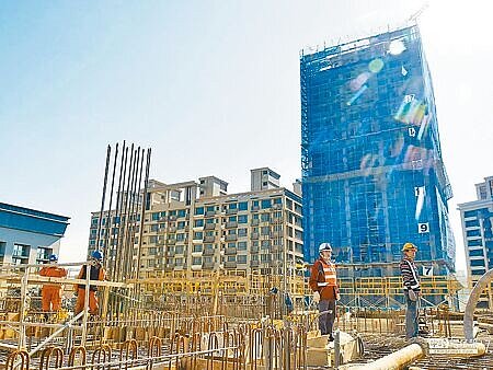 目前營建業人力短缺至少3萬人,內政部表示,今年已先開放1.5萬名營造移工,明年會再開放1.5萬名。圖∕本報資料照片
