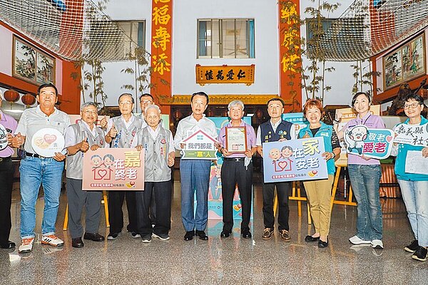 嘉義縣長翁章梁(右六)感謝嘉義城隍廟、福松養護中心捐助,讓弱勢族群能受到「愛心公費床位」的照顧。圖/嘉義縣政府提供