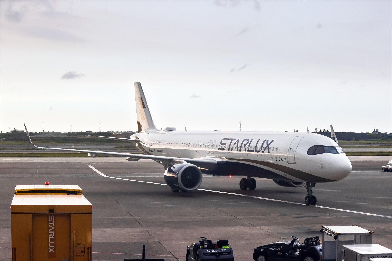 星宇航空於桃園機場航班作業完畢,未確認管制門是否已確實上鎖,遭裁處罰鍰13萬元。本報資料照片