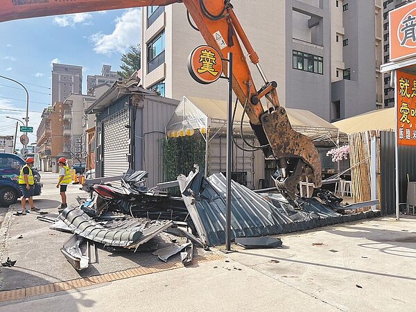 桃園市八德擴大重劃區內有家日式居酒屋，半夜太吵雜擾民，由於屢勸不改，市府10日派怪手強制拆除。圖／桃園市建管處提供
