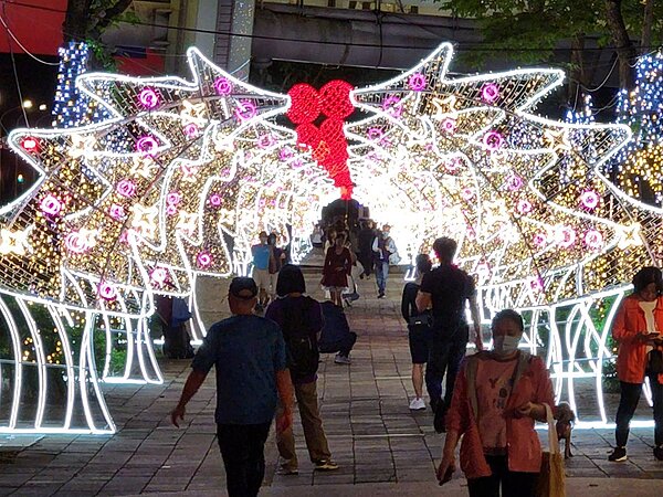 新北歡樂耶誕城即將在本月17日開城，周邊各式燈光秀也如火如荼趕工中，不少夜間燈飾已開啟試燈，吸引許多民眾打卡。記者李定宇／攝影 