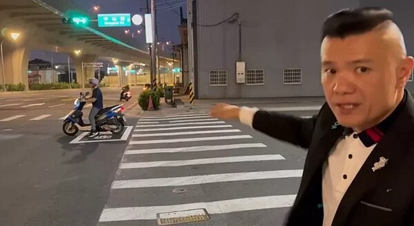 台中市議員江和樹說,台74線大里草湖交流道路口機車待轉區太小,民眾進退兩難,狠酸成了「帶狀區」,市府說將研議改善。圖/江和樹提供
